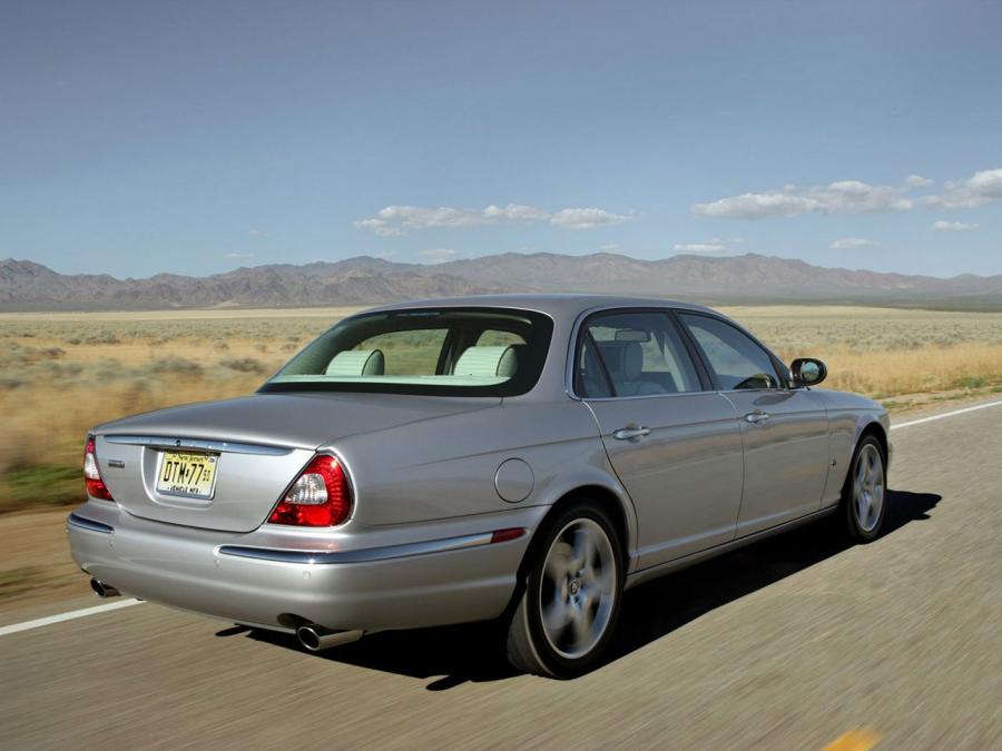  Jaguar XJ Super V8 2003 года  (фото 4 из 46)